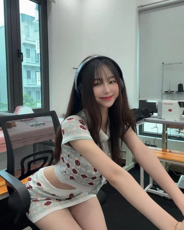 Ảnh gái dâm mặt baby